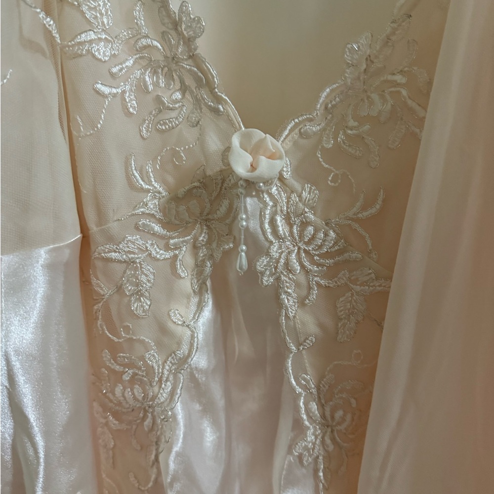 Gown &robe pale pale pink ‘ gown is 3xl.  Robe is xl.  Amble size